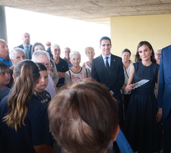 Sus Majestades los Reyes durante su encuentro con con miembros del grupo motor del 50º aniversario y con representantes del Consejo de Infancia