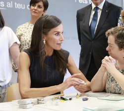 Su Majestad la Reina conversa con una usuaria del taller ocupacional del Centro Pere Claver – Fundació Tallers