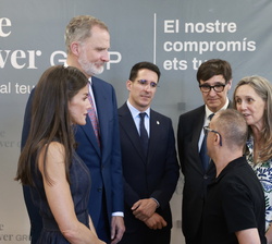 Sus Majestades los Reyes conversan con miembros del taller ocupacional del Centro Pere Claver – Fundació Tallers