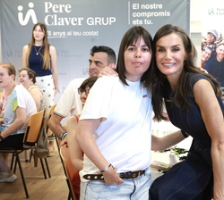 Su Majestad la Reina con una alumna del taller ocupacional del Centro Pere Claver – Fundació Tallers