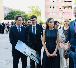Sus Majestades los Reyes observan una réplica a escala del mural participativo que rinde homenaje a Badia del Vallès