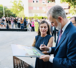 Su Majestad el Rey firma en una réplica a escala del mural participativo que rinde homenaje a Badia del Vallès