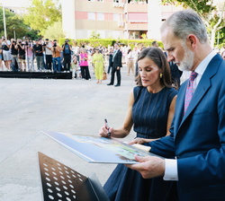 Su Majestad la Reina firma en una réplica a escala del mural participativo que rinde homenaje a Badia del Vallès