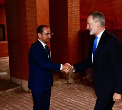A su llegada para la reunión del Patronato de COTEC, Su Majestad el Rey recibió el saludo del rector de la Universidad Carlos III de Madrid, Ángel Ari