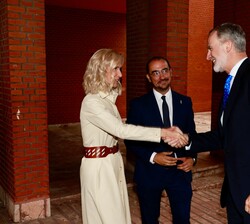 A su llegada para la reunión del Patronato de COTEC, Su Majestad el Rey recibió el saludo de la presidenta del Patronato de la Fundación COTEC, Cristi