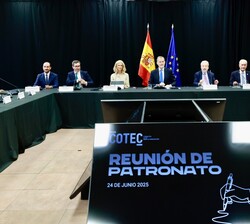 Su Majestad el Rey durante la reunión del patronato de la Fundación COTEC