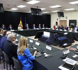 Su Majestad el Rey junto a los miembros de la Fundación COTEC durante la reunión del Patronato