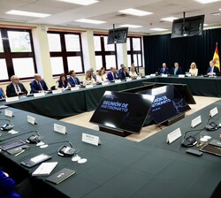 Vista general de Su Majestad el Rey junto a los miembros de la Fundación COTEC durante la reunión del Patronato