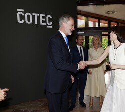 Al inicio del encuentro con los miembros de la Fundación COTEC, Su Majestad el Rey recibe el saludo de la ministra  de Ciencia, Innovación y Universid
