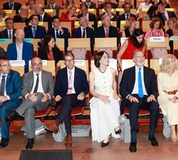 Don Felipe junto a las autoridades en primera fila al inicio de la gala anual de COTEC