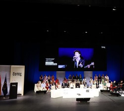 Interpretación de la canción "Escúchame" por la Escuela de Música Creativa de Madrid