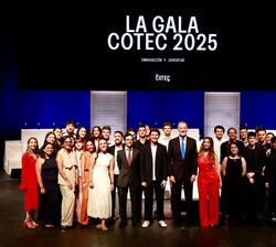 Su Majestad el Rey junto a los jóvenes participantes en la Gala anual de COTEC 2025 "Innovación y Juventud"