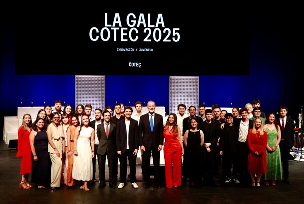Su Majestad el Rey junto a los jóvenes participantes en la Gala anual de COTEC 2025 "Innovación y Juventud"