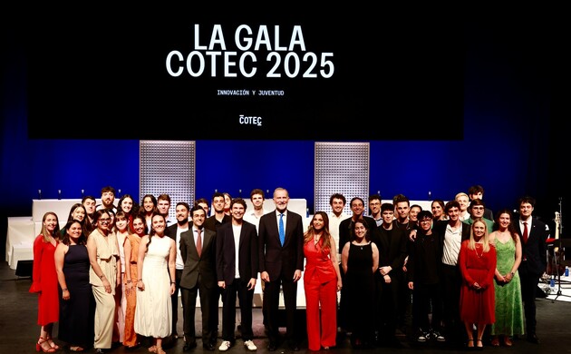 Su Majestad el Rey junto a los jóvenes participantes en la Gala anual de COTEC 2025 "Innovación y Juventud"