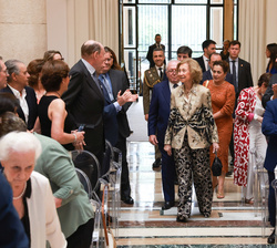 Su Majestad la Reina Doña Sofía recibe una calurosa bienvenida a su llegada al auditorio