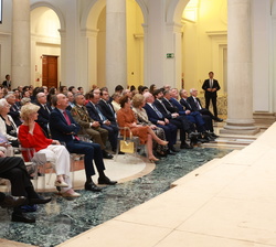 Su Majestad la Reina Doña Sofía en primera fila de asientos durante las palabras de agradecimiento de Carmen Iglesias, directora de la Real Academia d