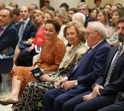 Su Majestad la Reina Doña Sofía en primera fila de asientos durante la entrega de los premios
