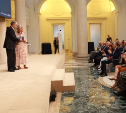 Su Majestad la Reina Doña Sofía en primera fila de asientos durante la entrega de los premios