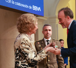 Su Majestad la Reina Doña Sofía entrega el Premio Extraordinario al Valor Añadido a Manuel Marchena Gómez, presidente de la Sala Segunda del Tribunal 