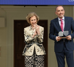 Su Majestad la Reina Doña Sofía tras entregar el Premio Extraordinario al Valor Añadido a Manuel Marchena Gómez, presidente de la Sala Segunda del Tri