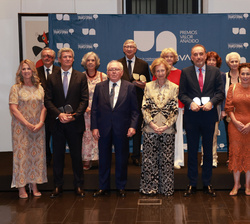 Fotografía de grupo de Su Majestad la Reina Doña Sofía con las autoridades y los premiados