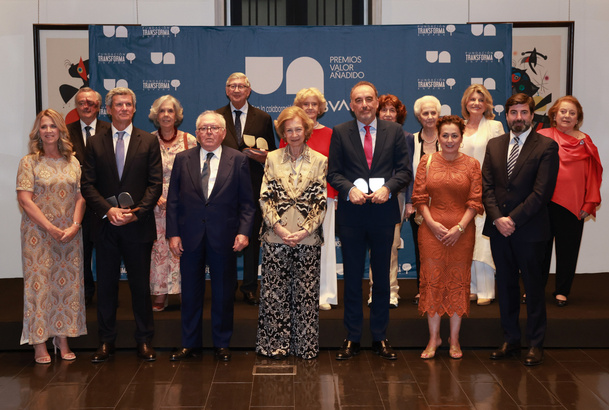 Fotografía de grupo de Su Majestad la Reina Doña Sofía con las autoridades y los premiados