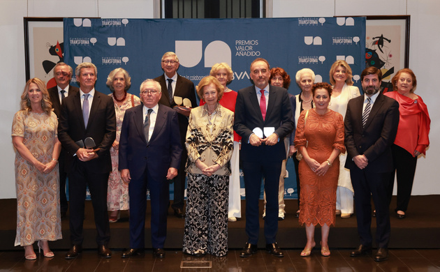 Fotografía de grupo de Su Majestad la Reina Doña Sofía con las autoridades y los premiados