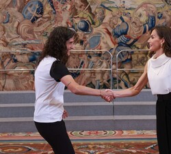 Su Majestad la Reina saluda a la seleccionadora Montse Tomé