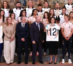Su Majestad la Reina recibe una camiseta de la segunda equipación de la Selección Absoluta de Fútbol Femenino, con el número 12 
