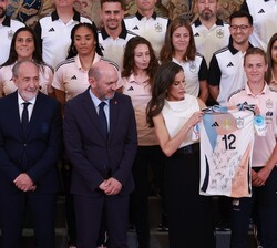 Su Majestad la Reina recibe una camiseta de la segunda equipación de la Selección Absoluta de Fútbol Femenino, con el número 12 