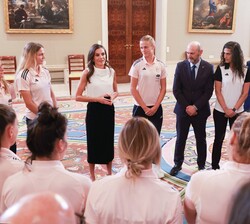 Su Majestad la Reina conversa con la jugadoras de la Selección Absoluta de Fútbol Femenino participante en la EURO Femenina de la UEFA 2025