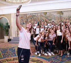 Su Majestad la Reina con la jugadoras de la Selección Absoluta de Fútbol Femenino participante en la EURO Femenina de la UEFA 2025 durante la audienci