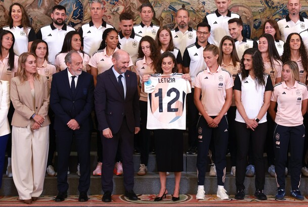 Su Majestad la Reina recibe una camiseta de la segunda equipación de la Selección Absoluta de Fútbol Femenino, con el número 12 
