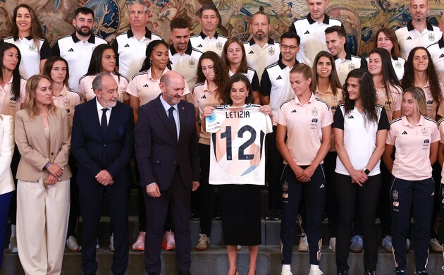 Su Majestad la Reina recibe una camiseta de la segunda equipación de la Selección Absoluta de Fútbol Femenino, con el número 12 