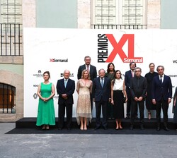 Su Majestad la Reina junto a los premiados y con las autoridades y patronos asistentes a la entrega de galardones