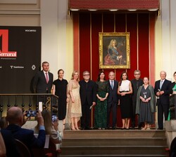 Su Majestad la Reina con los galardonados con los “Premios XLSemanal” y con las autoridades y patronos asistentes a la entrega