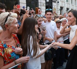 Su Majestad la Reina saluda a las personas congregadas a su salida de la Real Academia de Bellas Artes de San Fernando