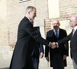 Su Majestad el Rey recibe el saludo del presidente de la Real Academia de Ciencias Morales y Políticas, Benigno Pendás