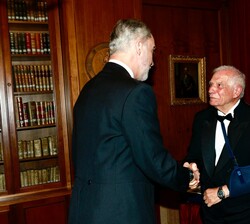 Su Majestad el Rey recibe el saludo de Josep Borrell