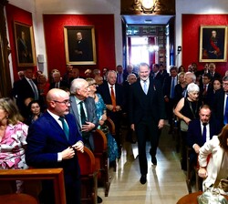 Don Felipe a su entrada al salón de actos