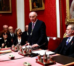 Su Majestad el Rey durante la intervención del presidente de la Real Academia de Ciencias Morales y Políticas, Benigno Pendás