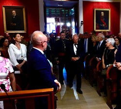 Josep Borrell entra al salón de actos tras el anuncio del presidente de la Real Academia de Ciencias Morales y Políticas