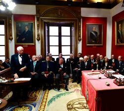 Su Majestad el Rey durante la lectura de Josep Borrell de su discurso de ingreso