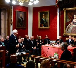 Don Felipe durante la lectura de Josep Borrell de su discurso de ingreso