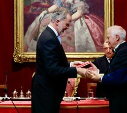 Su Majestad el Rey entrega a Josep Borrell el diploma y un ejemplar de los estatutos y reglamento