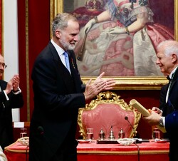 Don Felipe aplaude a Josep Borrell por su nombramiento como académico de número