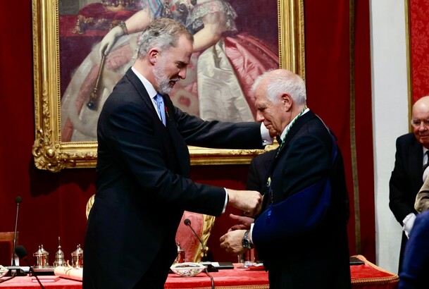 Su Majestad el Rey impone la medalla académica a Josep Borrell