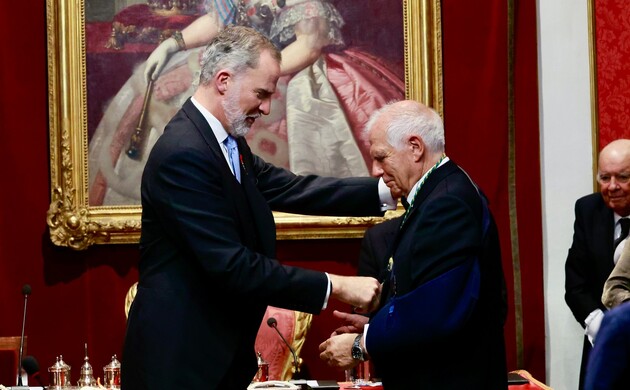 Su Majestad el Rey impone la medalla académica a Josep Borrell