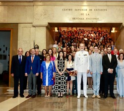 Don Felipe con los acompañantes de los componentes del curso en la escalera principal del vestíbulo