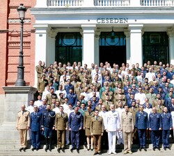 Su Majestad el Rey con los miembros del XXVI curso de Estado Mayor de la Escuela Superior de las Fuerzas Armadas
